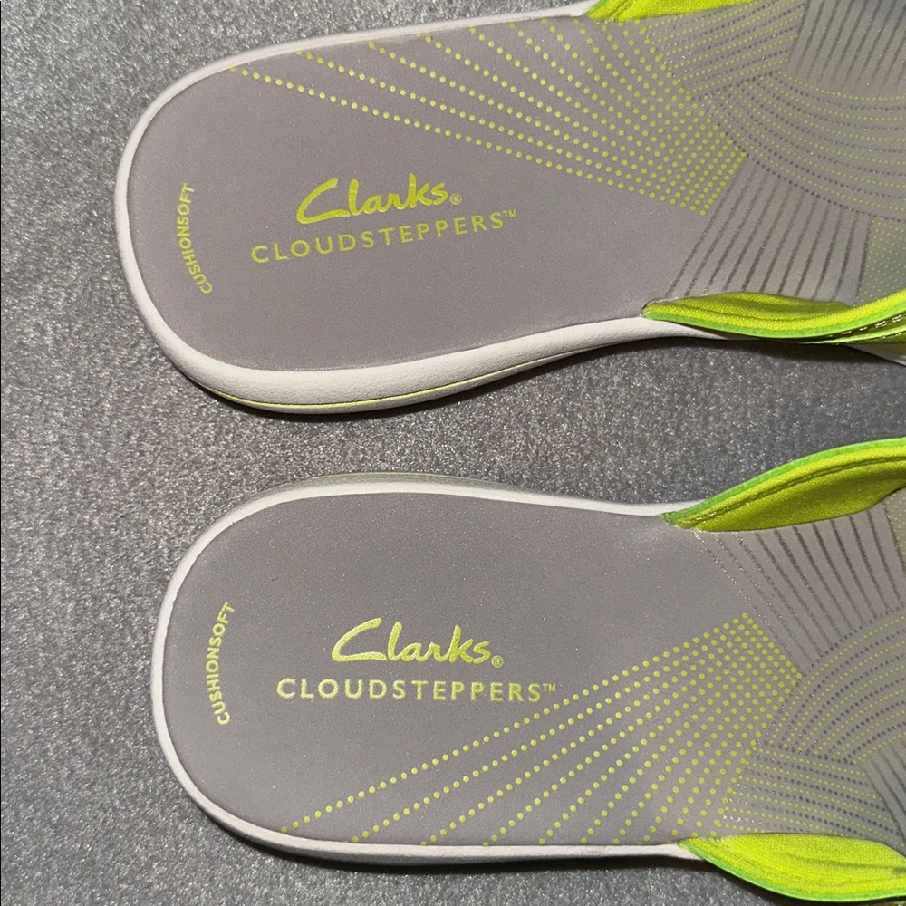 Clark’s Cloudsteppers lime and grey flip flops - Picture 4 of 5